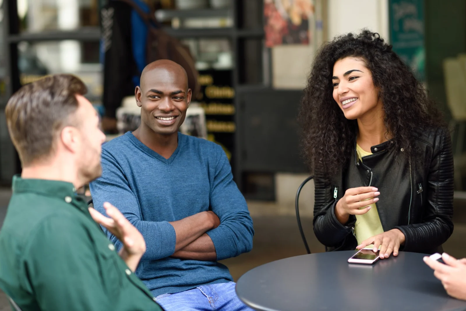 Amigos conversando em inglês em um café, em uma situação do cotidiano