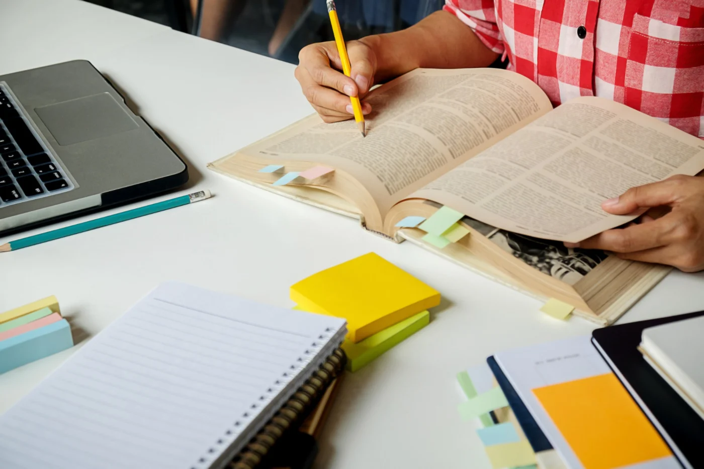 Estudante de Indaiatuba praticando inglês com livro, caderno e anotações