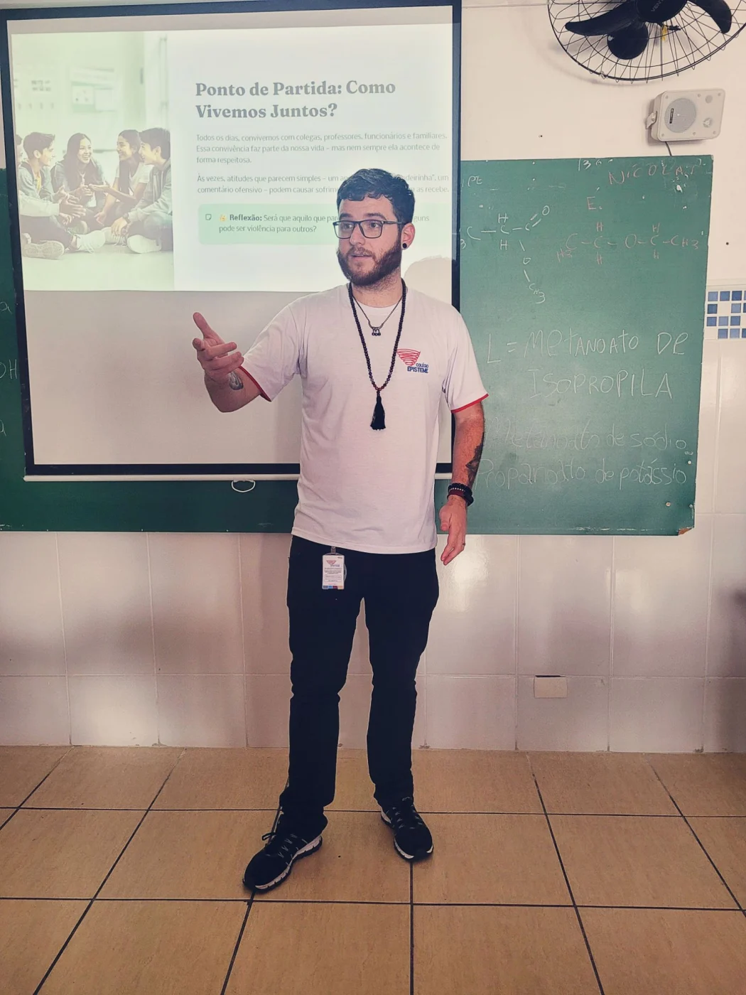Guilherme Carvalho, professor da Florescer Idiomas, conduzindo uma aula