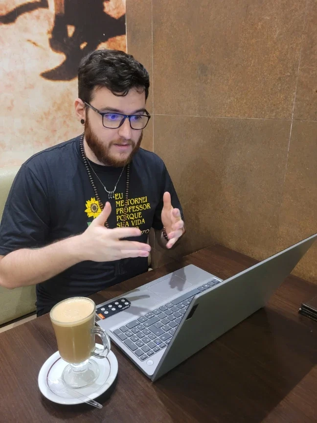 Professor da Florescer Idiomas durante uma aula de conversação em inglês online