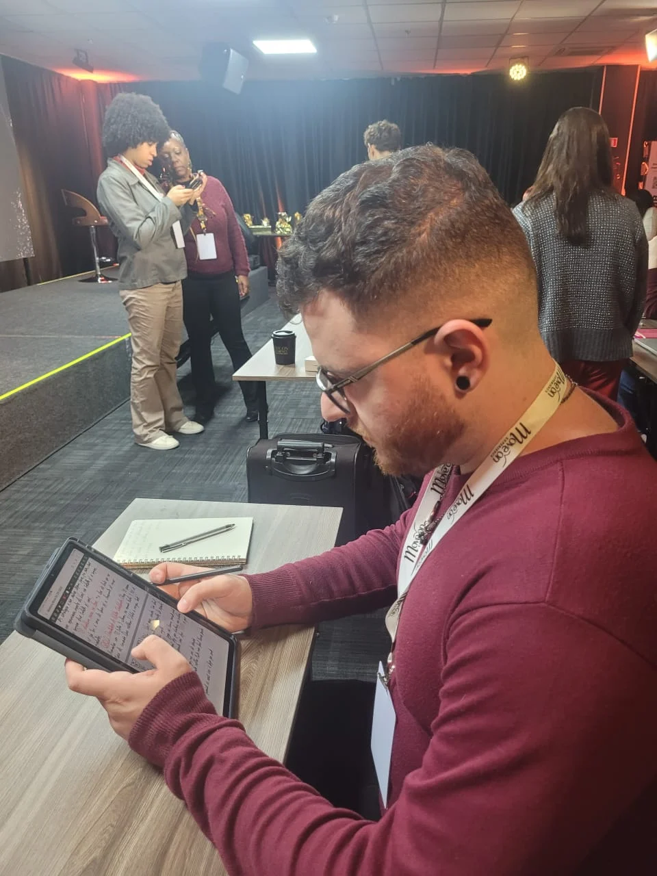 Professor Guilherme Carvalho estudando em evento profissional, preparação para carreira internacional em inglês
