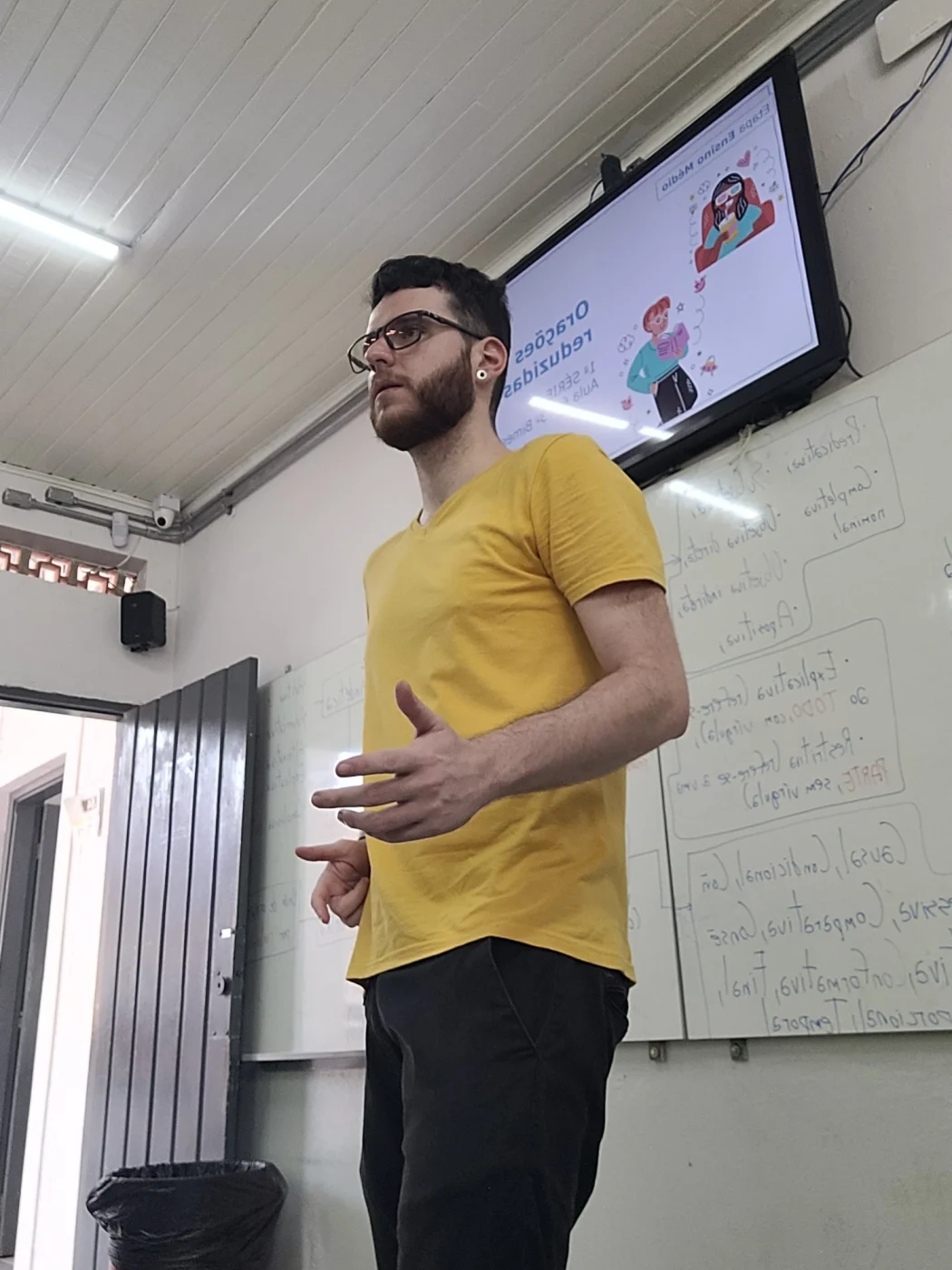 Professor Guilherme Carvalho explicando um conteúdo em sala de aula
