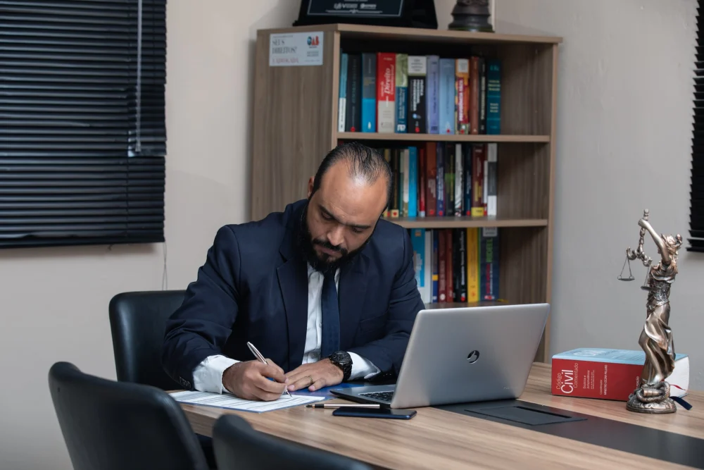 Advogado analisando documentos no escritório, profissional que desenvolve inglês jurídico