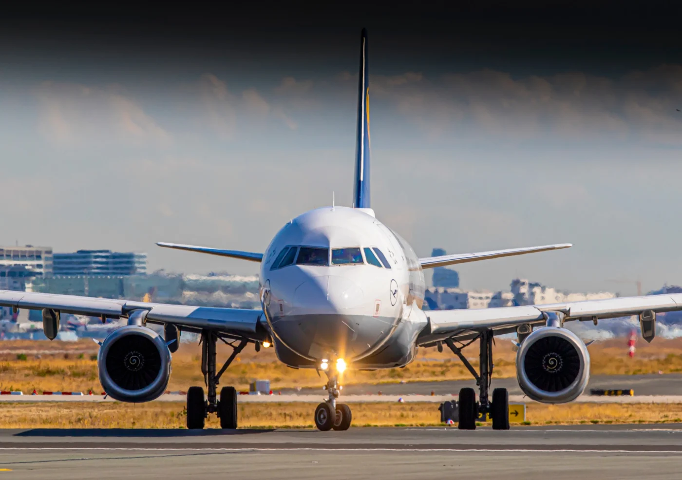 Avião comercial taxiando na pista do aeroporto, setor em que o inglês para aviação é essencial