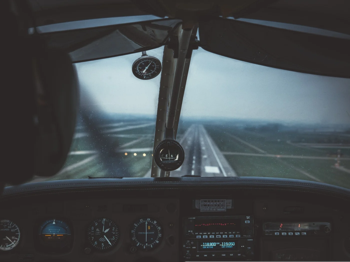 Vista da cabine de comando durante a aproximação para pouso, rotina que exige inglês para aviação