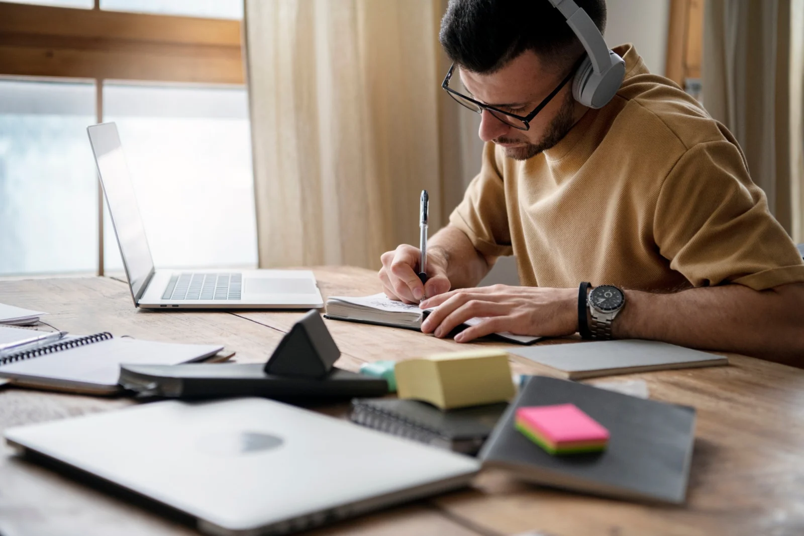 Profissional estudando inglês para carreira internacional com fones de ouvido e notebook