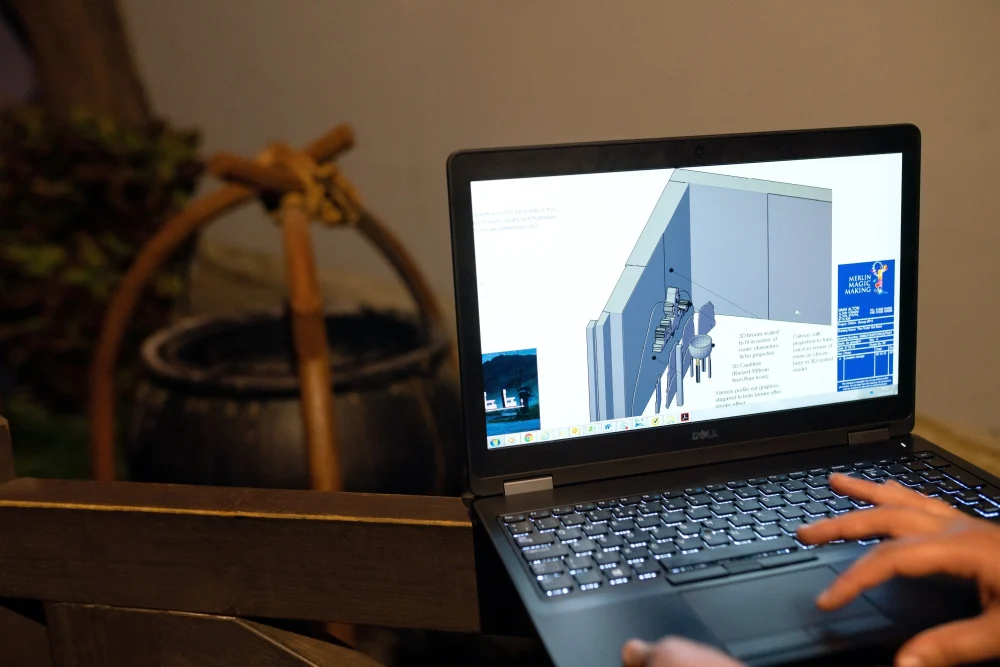 Modelo 3D de projeto na tela do notebook, contexto do inglês técnico para engenheiros