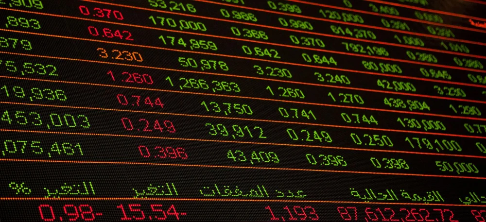 Painel do mercado financeiro com cotações, contexto do inglês para finanças e investimentos