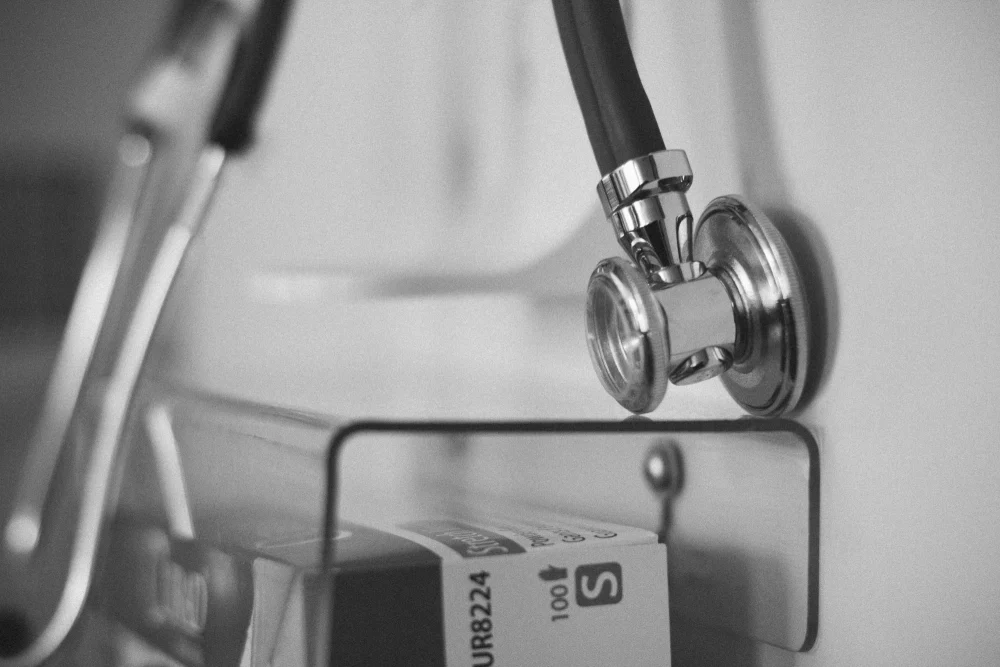 Estetoscópio em ambiente hospitalar, contexto das aulas de inglês para profissionais da saúde