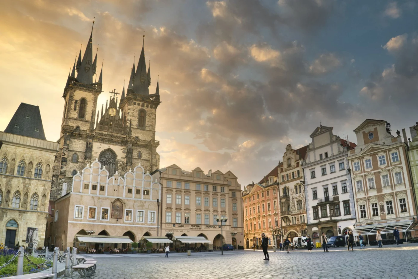 Praça da Cidade Velha em Praga ao pôr do sol, destino de quem prepara o inglês para viagens